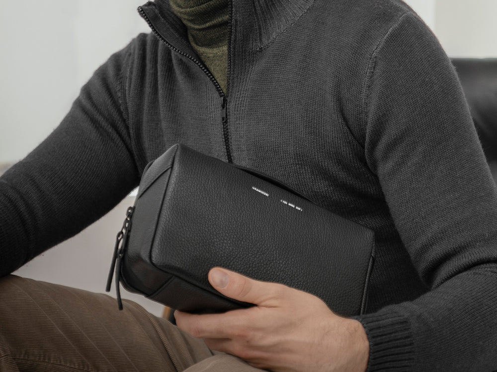 GRAMS(28) รุ่น 132 Essential Case Pro - กระเป๋าอเนกประสงค์ - สี Pebbled Black 16 GRAMS(28) รุ่น 132 Essential Case Pro - กระเป๋าอเนกประสงค์ - สี Pebbled Black