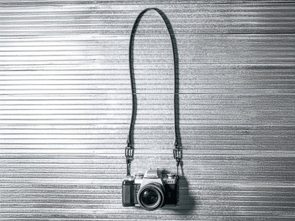 GRAMS(28) รุ่น Leather Lanyard (12mm) - สายสะพายเสริม - สี Navy Blue Pebbled 16 GRAMS(28) รุ่น Leather Lanyard (12mm) - สายสะพายเสริม - สี Navy Blue Pebbled