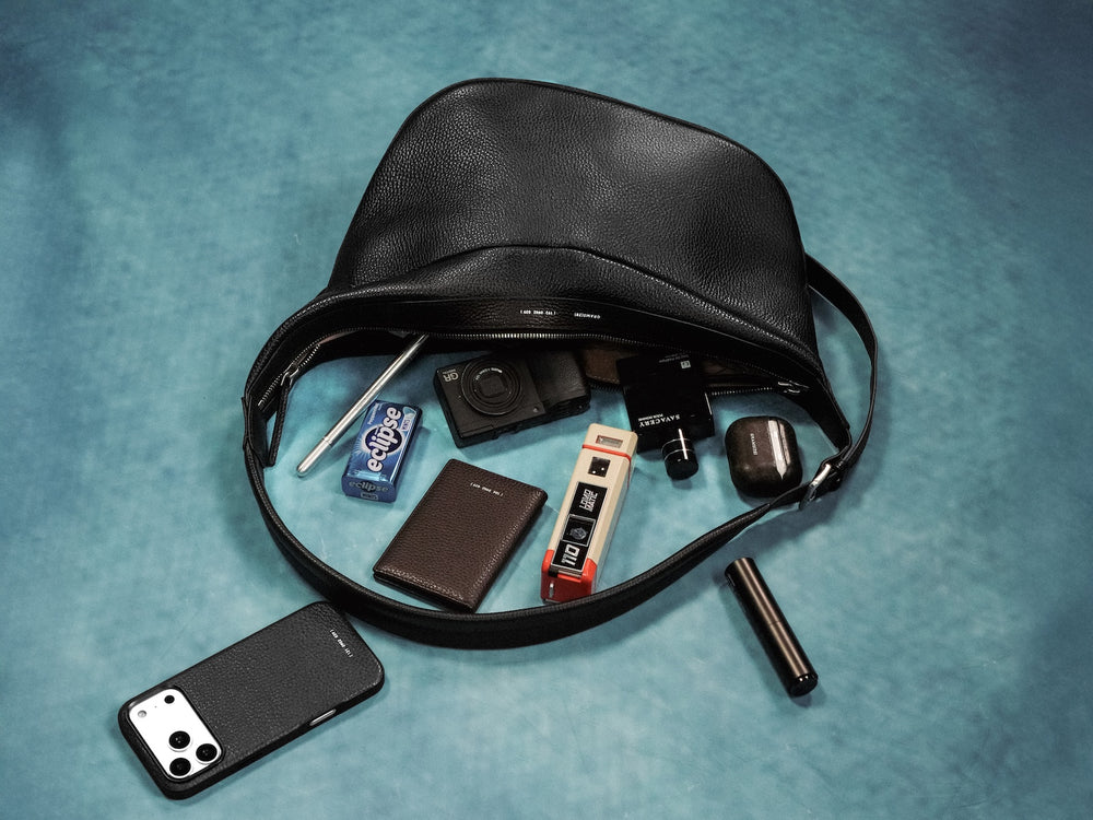 GRAMS(28) รุ่น 192 Essential Half Moon Bag - กระเป๋าสะพายข้าง - สี Black Pebbled