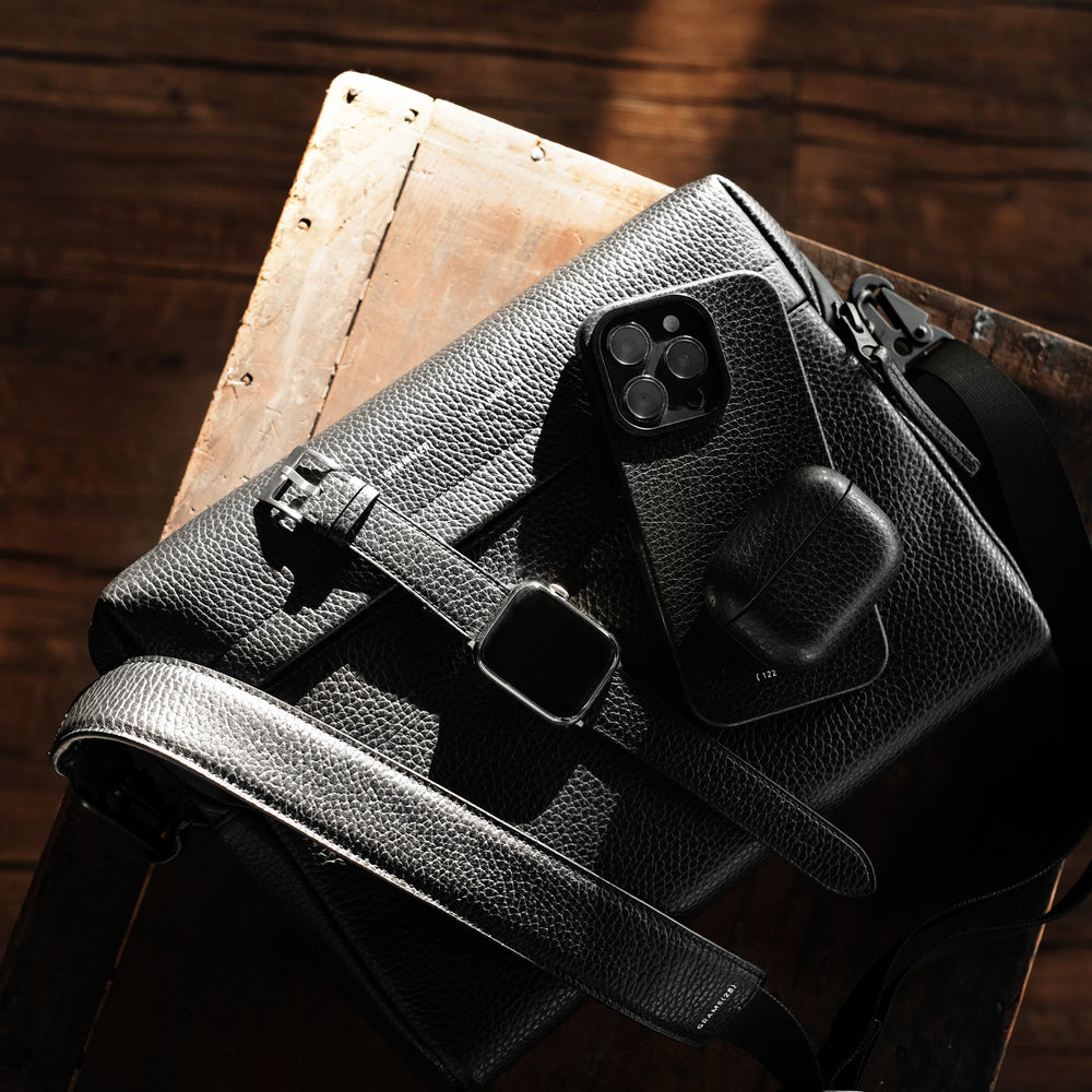 GRAMS(28) รุ่น 161 Modern Band (Pebbled Leather) - สายนาฬิกา Apple Watch 42/44/45/49mm - สี Black/Black 4 GRAMS(28) รุ่น 161 Modern Band (Pebbled Leather) - สายนาฬิกา Apple Watch 42/44/45/49mm - สี Black/Black