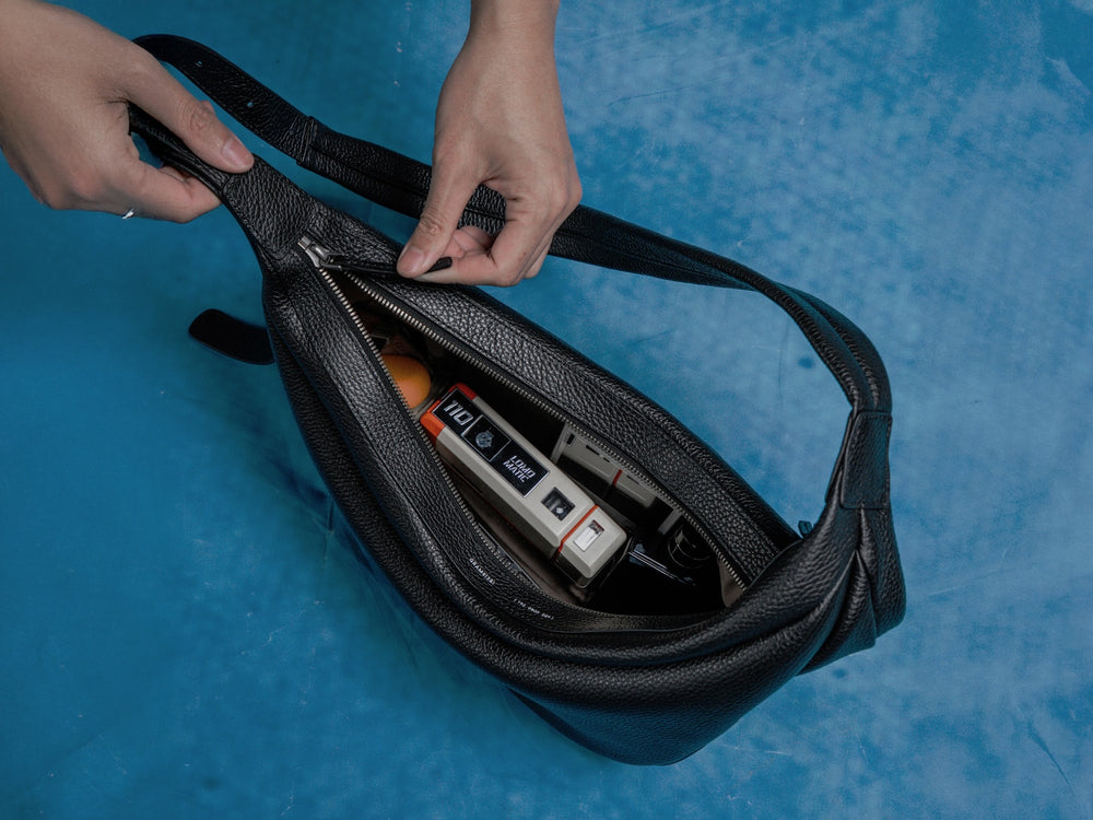 GRAMS(28) รุ่น 192 Essential Half Moon Bag - กระเป๋าสะพายข้าง - สี Black Pebbled