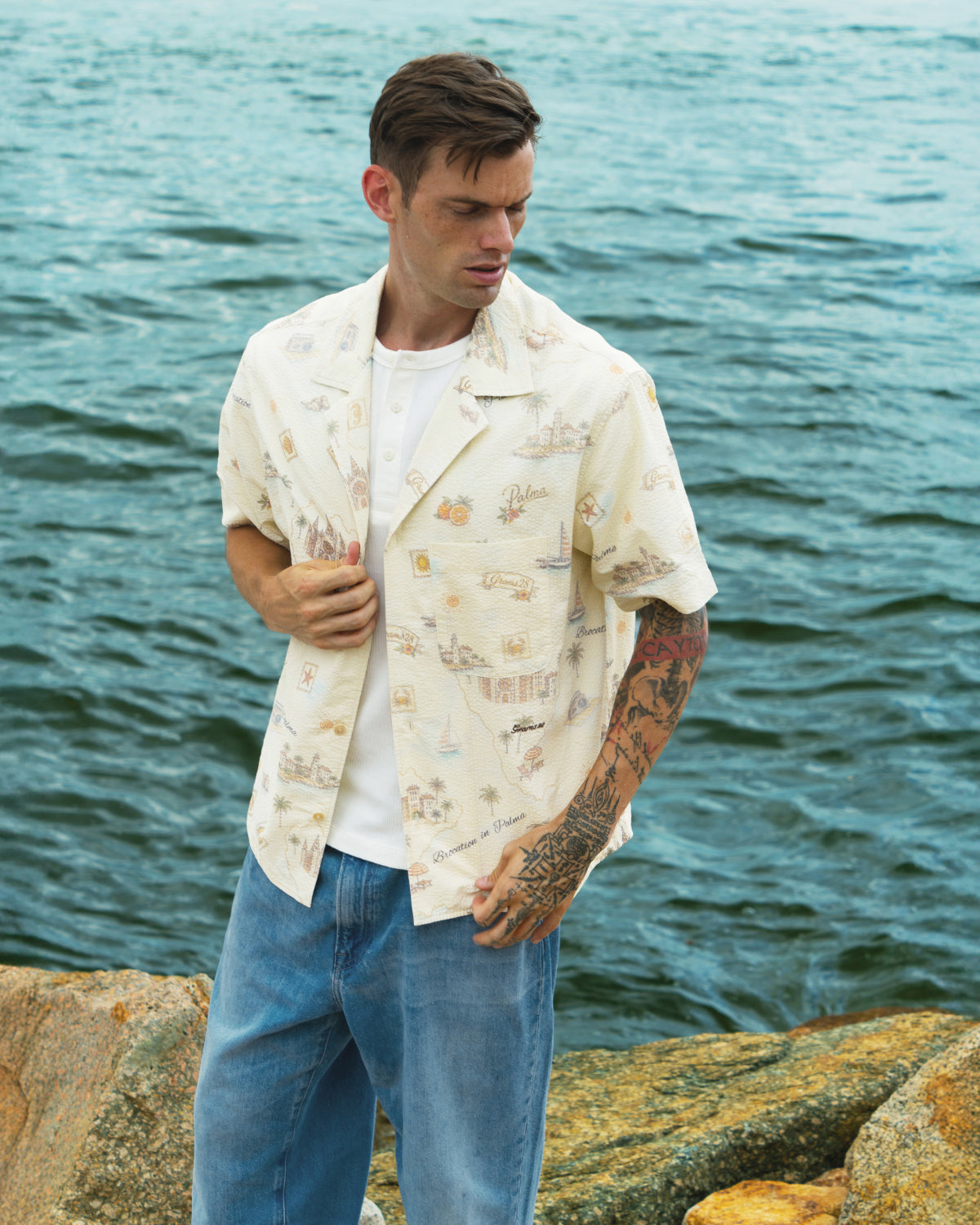Camisa de verano con cuello campestre de seersucker y estampado integral